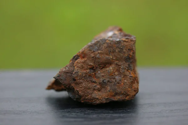 Minerały Żelaza Rock Dla Przemysłu Izolat Zielonym Tle — Zdjęcie stockowe