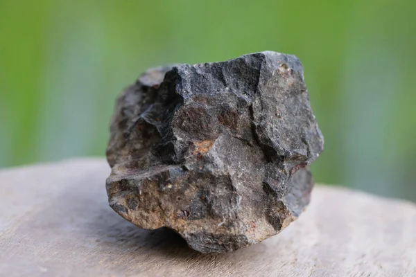 Mineralien Aus Basaltgestein Für Die Industrie Isolieren Auf Grünem Hintergrund — Stockfoto