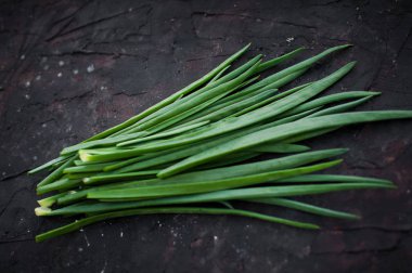 Siyah zemin üzerinde yeşil soğanlar