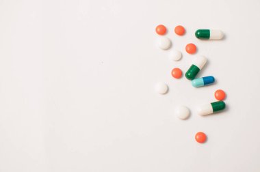 beyaz arka plan üzerinde ilaç