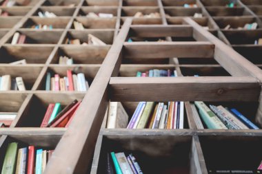 Kitap ve merdiven ile eski bookshelf