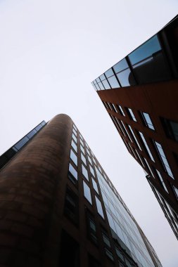 Hangi ok desen oluşturmak aralarında boş alana sahip iki gökdelenler keskin bakış. Gökdelenlerin çekimi arıyorsunuz.