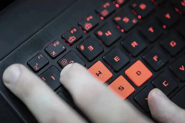 Klavye ile bir yandan. Süren iş. Bir e-posta gönderme. Yazarak.