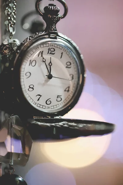 Gece yarısından önce beş dakika. Vintage saat. Neredeyse yeni yıl. Noel arifesi. New Year's Eve