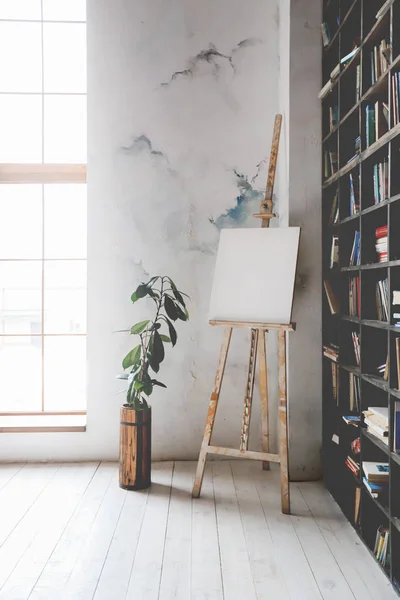 Sanat odası şövale ve Kitaplar ile ressam için ışık