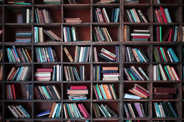 Старі Бібліотечні Полиці Книгами — стокове фото