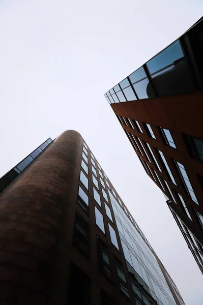 Hangi ok desen oluşturmak aralarında boş alana sahip iki gökdelenler keskin bakış. Gökdelenlerin çekimi arıyorsunuz.