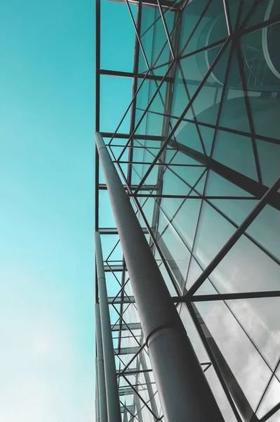Çelik konstrüksiyon ile canlı gök. Keskin perspektif