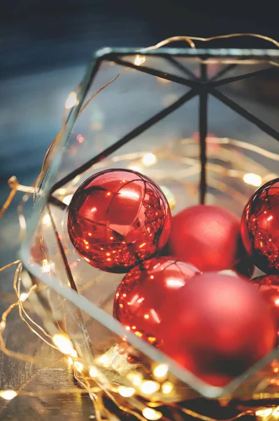 Noel ağacı oyuncaklar sıcak altın ışık tarafından çevrili. Kırmızı kabarcıklar. Topları. Noel dekorasyon.