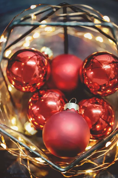 Noel ağacı oyuncaklar sıcak altın ışık tarafından çevrili. Kırmızı kabarcıklar. Topları. Noel dekorasyon.