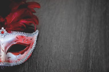 Venedik karnaval maskesi siyah arka plan üzerine