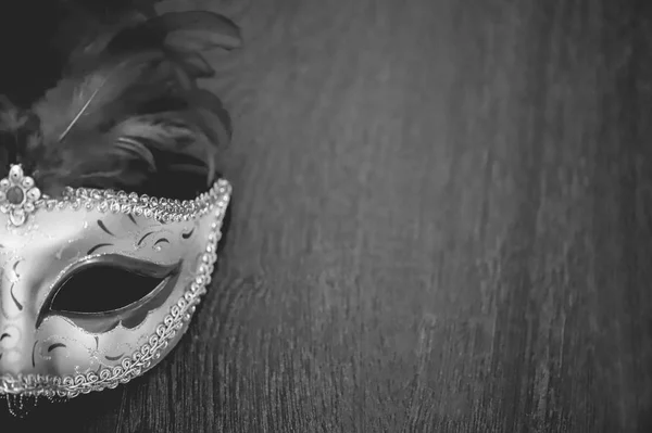 Venedik karnaval maskesi siyah arka plan üzerine