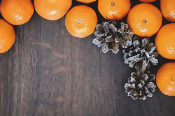 Mandalina çam kozalakları ahşap tablo. Yeni yıl arka plan