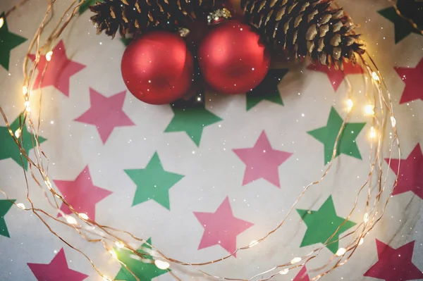 Noel arka plan ile topları, yıldız, ışık ve çam kozalakları