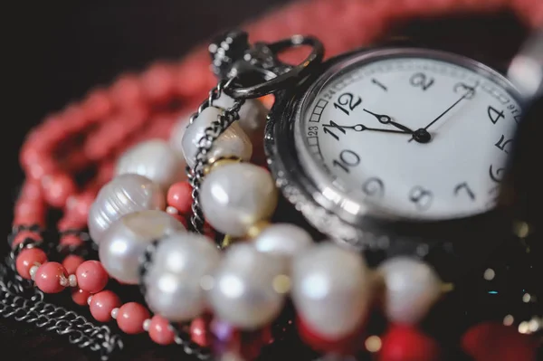 Eski cep saati ve zinciri. Vintage. Takı. Zaman. Boncuk