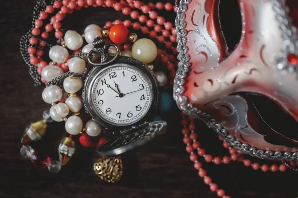 Eski cep saati ve karnaval maskesi. Vintage. Takı. Zaman. Boncuk