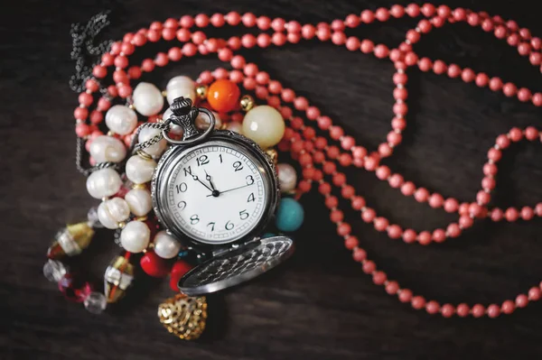 Eski cep saati ve zinciri. Vintage. Takı. Zaman. 