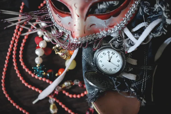 Eski cep saati ve karnaval maskesi. Parti sona erdi. Külkedisi masalı. Vintage. Takı. Zaman. Boncuk. Eski spor ayakkabı