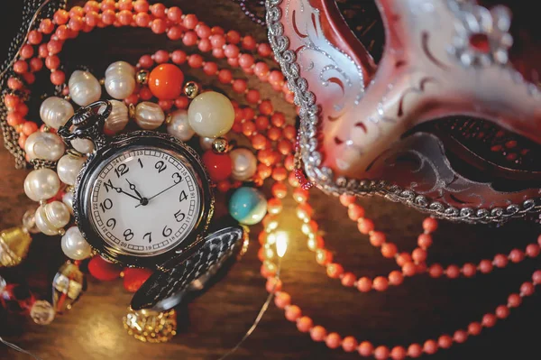 Maskerade Decoratie Masker Horloge Feest Voorbij — Stockfoto