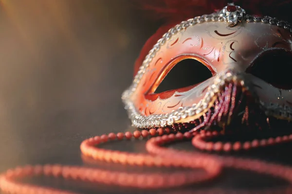 Sıcak ışık siyah zemin üzerine Venedik karnaval maskesi 