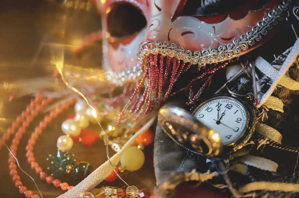 Maskerade Decoratie Masker Horloge Feest Voorbij — Stockfoto