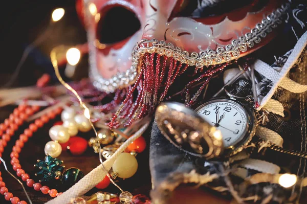 Maskerade Decoratie Masker Horloge Feest Voorbij — Stockfoto