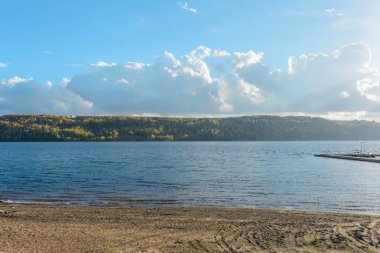 Volga Nehri'nin kıyısında