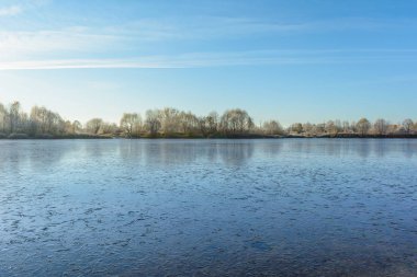 İlk frost, Frost üzerinde Grass, Frost yaprak, bitkiler üzerinde Frost, donmuş nehir banka, kıyı, ince buz