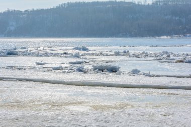 Buz buz drift sırasında nehrinde büyük bir kısmını