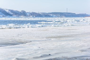 Buz buz drift sırasında nehrinde büyük bir kısmını