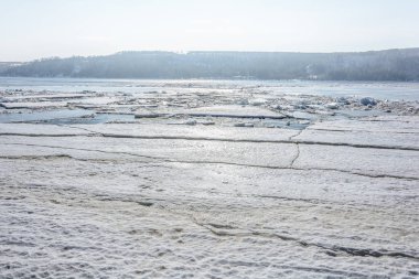 Buz buz drift sırasında nehrinde büyük bir kısmını