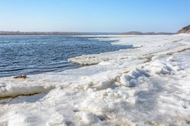 Buz buz drift sırasında nehrinde büyük bir kısmını