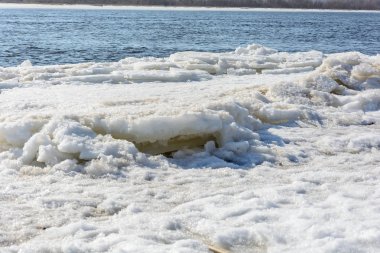 Buz buz drift sırasında nehrinde büyük bir kısmını