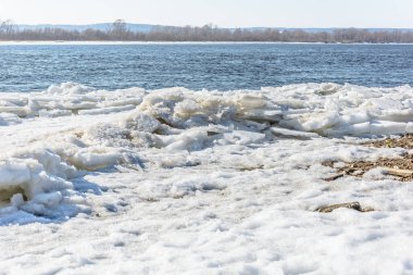 Buz buz drift sırasında nehrinde büyük bir kısmını