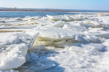 Buz buz drift sırasında nehrinde büyük bir kısmını