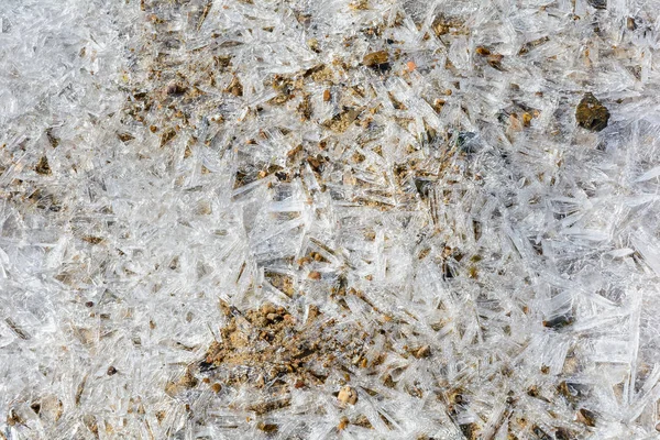 Trozo Tierra Asomándose Través Fusión Una Fina Capa Hielo Principios — Foto de Stock