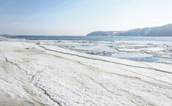 Buz Buz Drift Sırasında Nehrinde Büyük Bir Kısmını — Stok fotoğraf