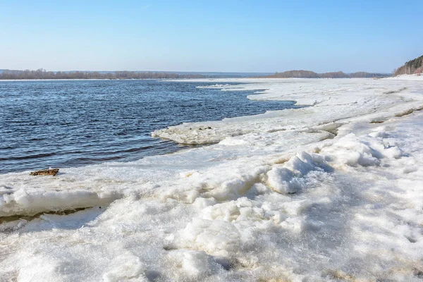 Buz buz drift sırasında nehrinde büyük bir kısmını
