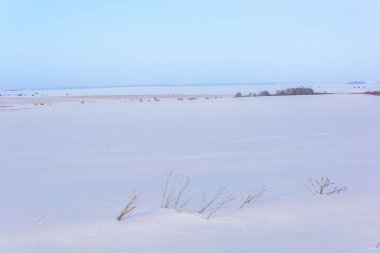 Kış günbatımı kar alanında çalış