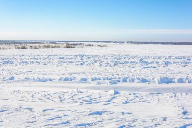 Kışın karla kaplı tarla