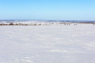 Kışın karla kaplı tarla