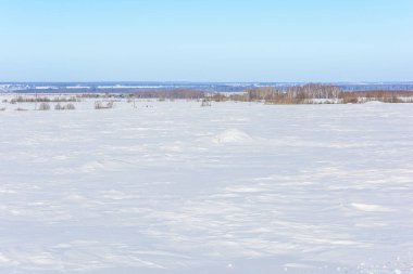 Kışın karla kaplı tarla