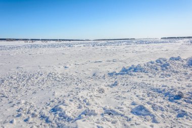 Kışın karla kaplı tarla