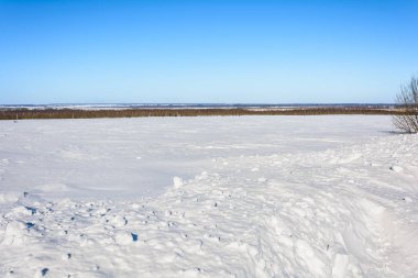 Kışın karla kaplı tarla