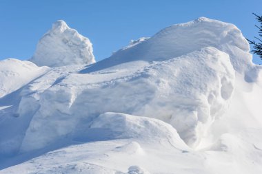 Kışın büyük karlı dağlar