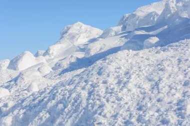 Kışın büyük karlı dağlar