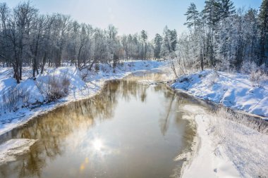 Ormanın kışın sıcak bir dere akar