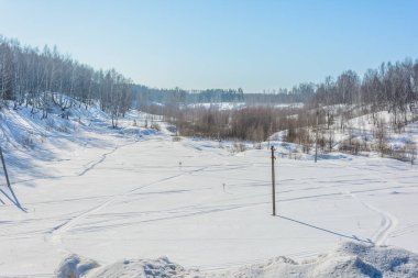 Kışın forest yakınındaki karlı tepeleri