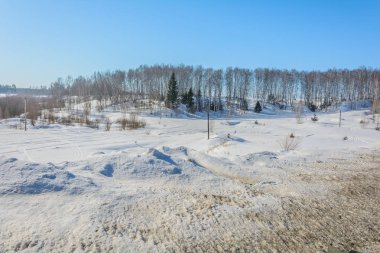Kışın forest yakınındaki karlı tepeleri