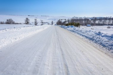 Karlı buzlu yol tepeler arasında